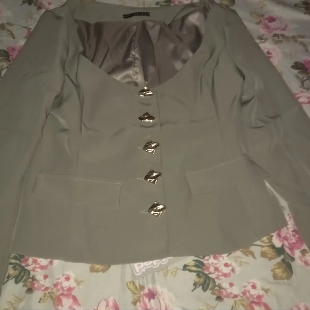 Elegant Women's Gray Blazer